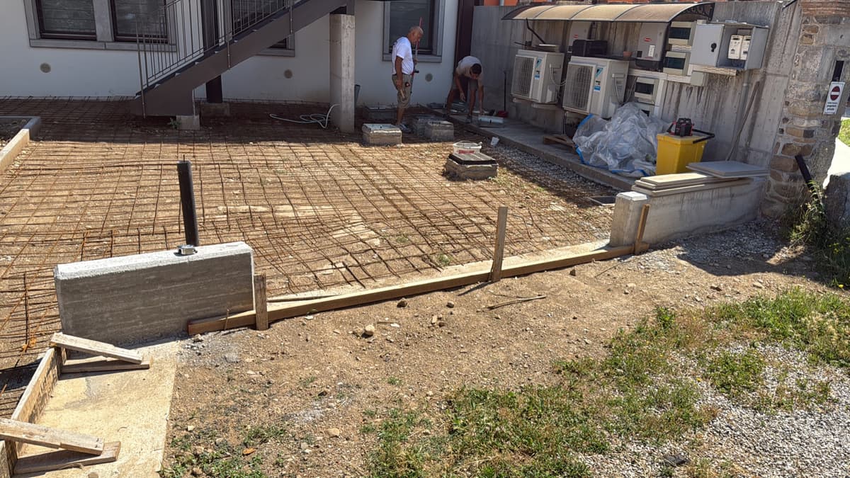 Ampliamento con murature, travi in legno e struttura portante