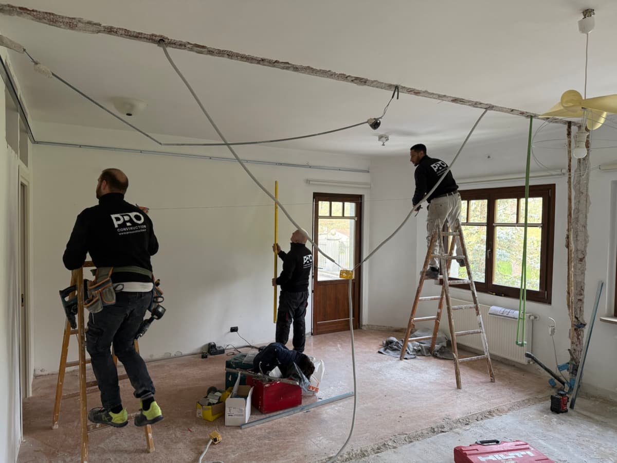 Squadra PRO CONSTRUCTION durante una ristrutturazione a Udine