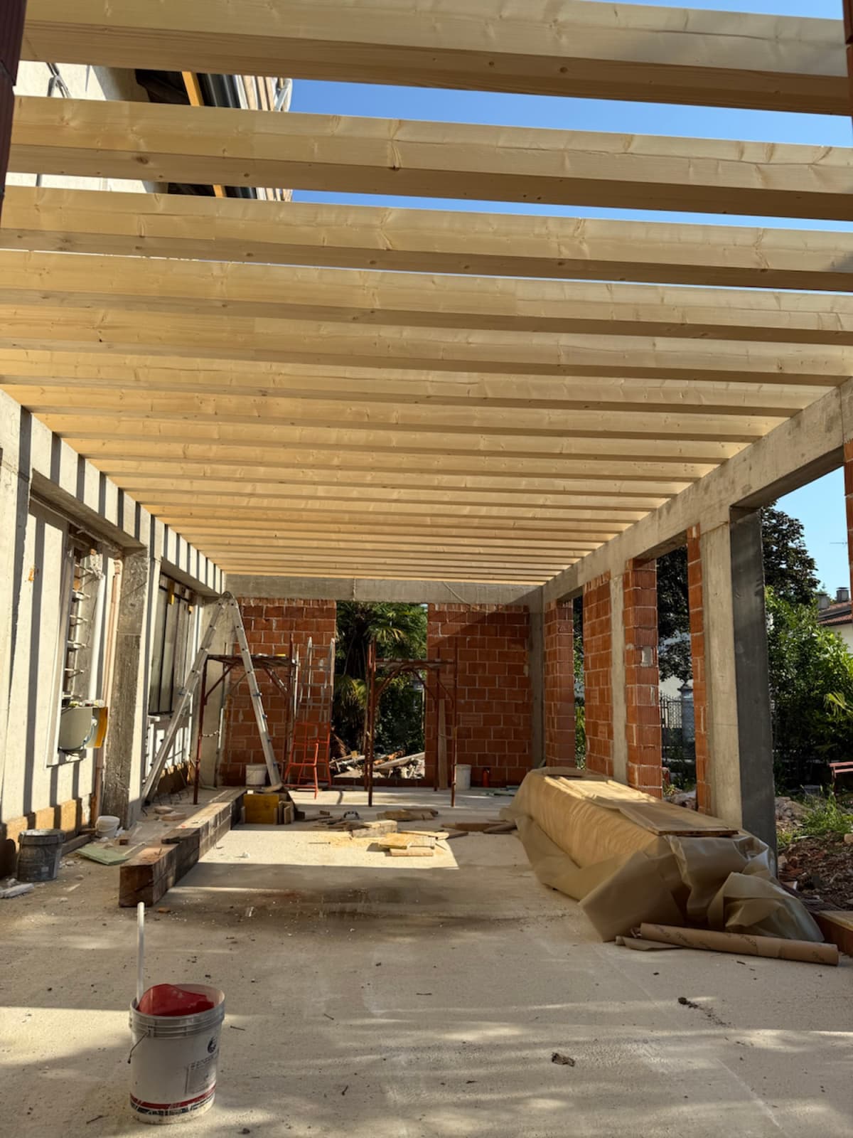 Ampliamento con murature, travi in legno e struttura portante
